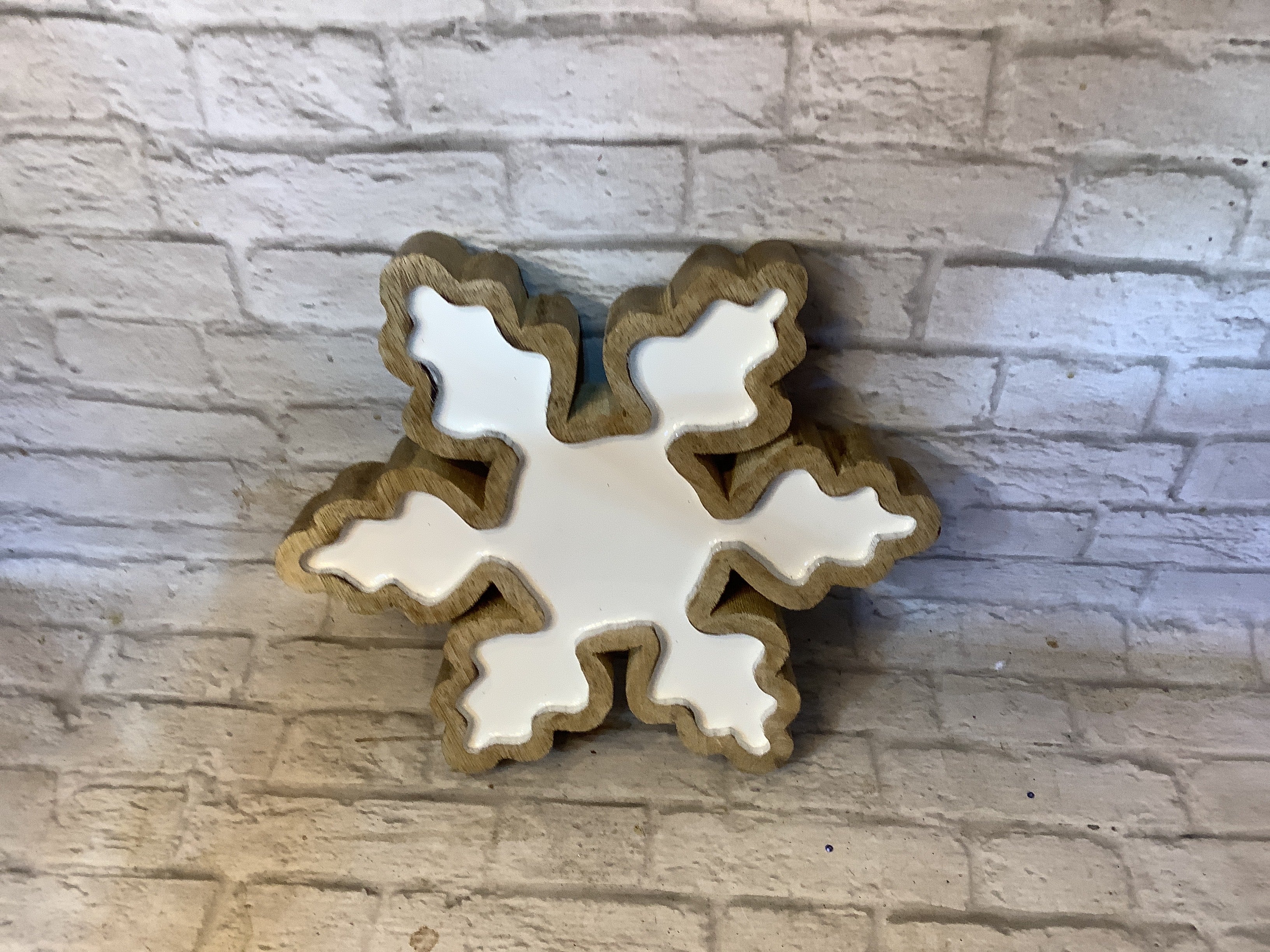 K WOOD AND WHITE SNOWFLAKE TRAY
