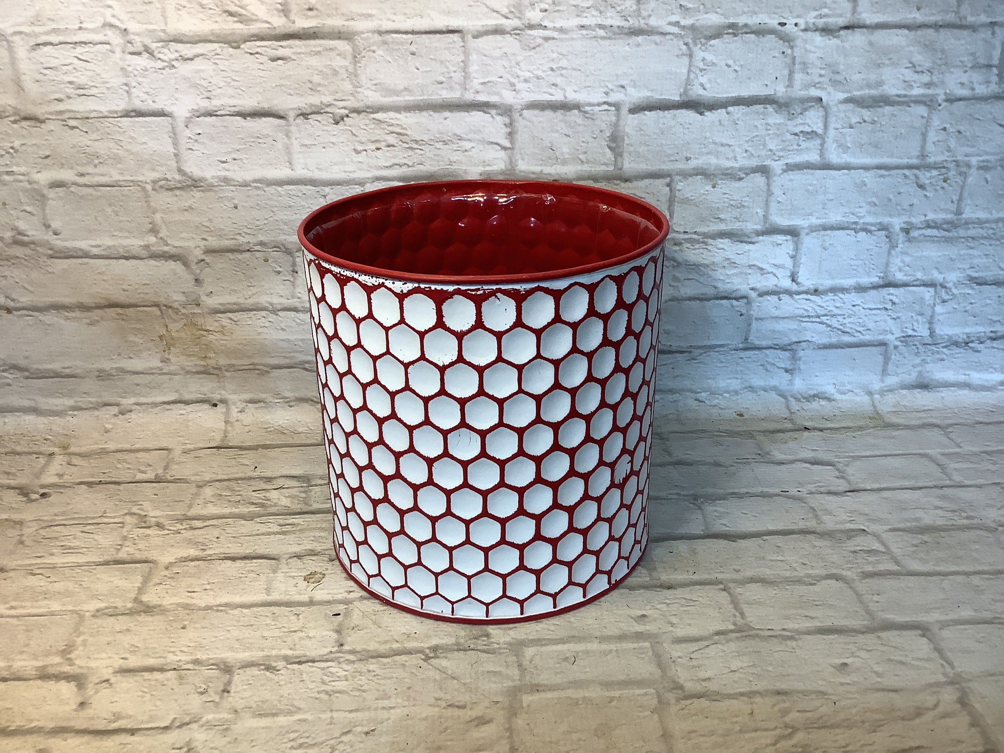 K 7x7 in red and white honey comb pot