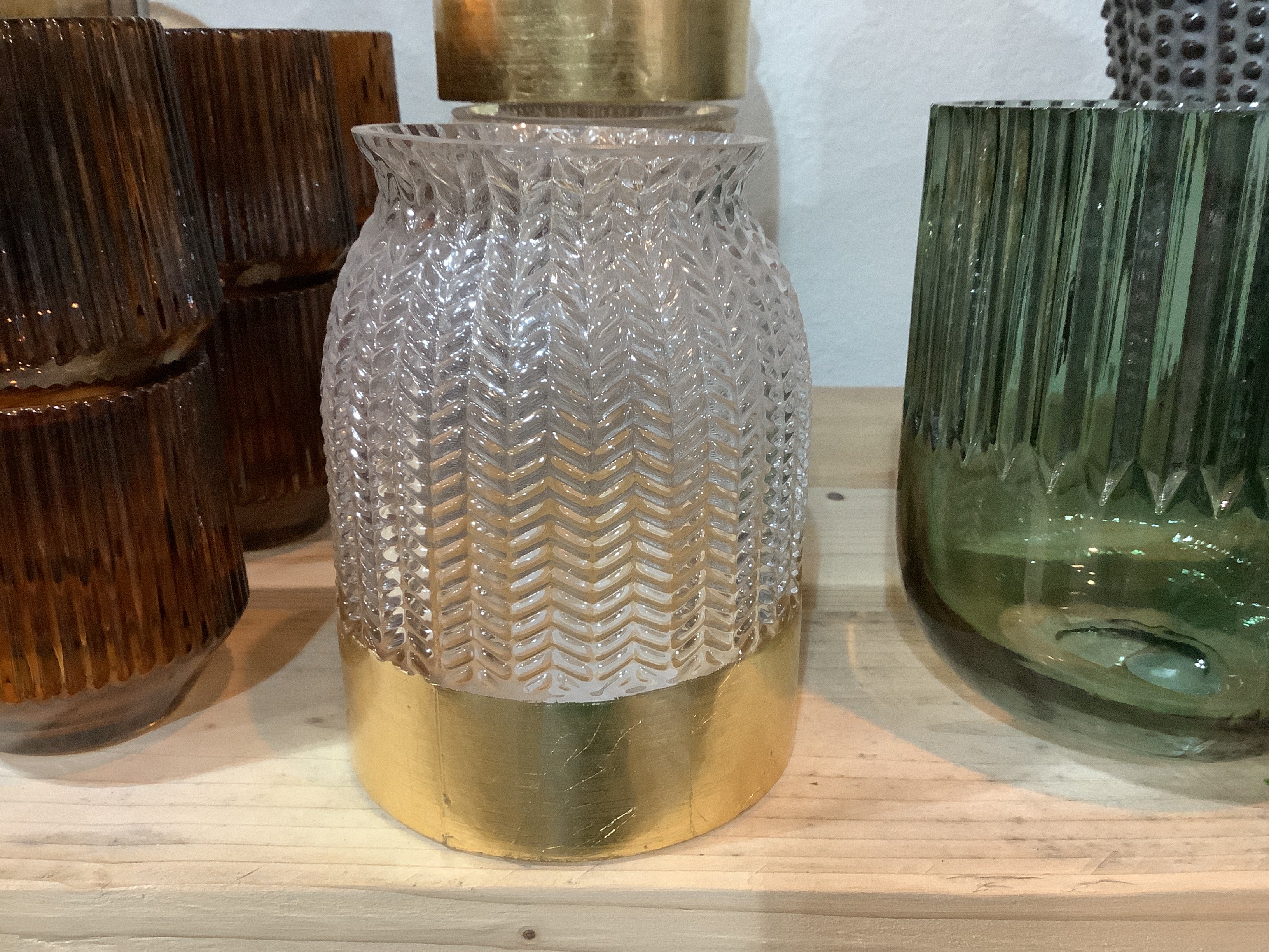 K clear w/ gold vase