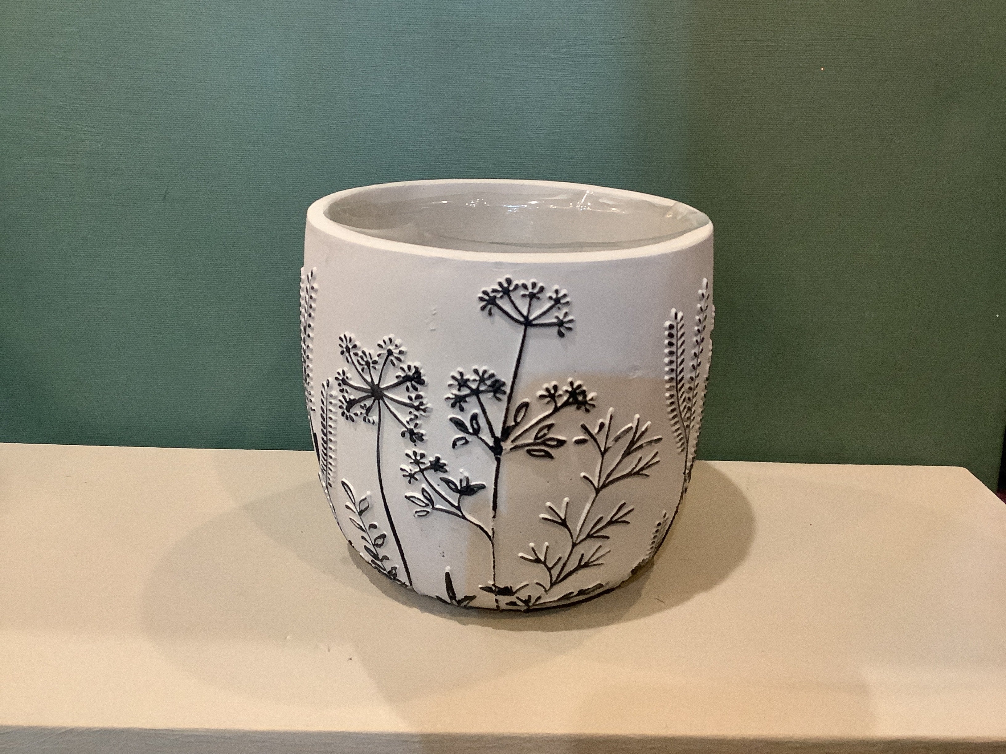 K-ceramic black flower implanted pot
