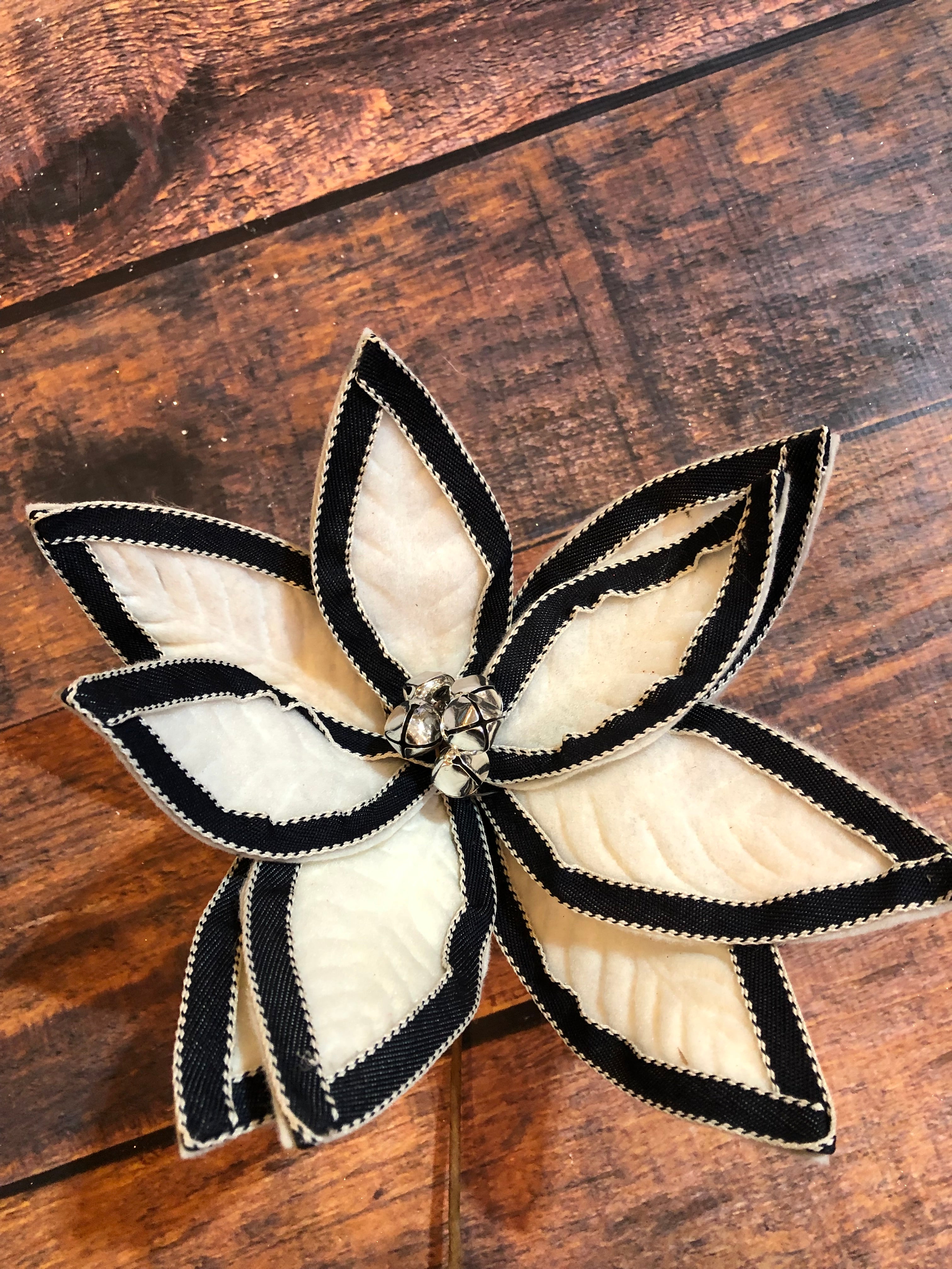 K Ribbon Belt Navy Poinsettia Stem