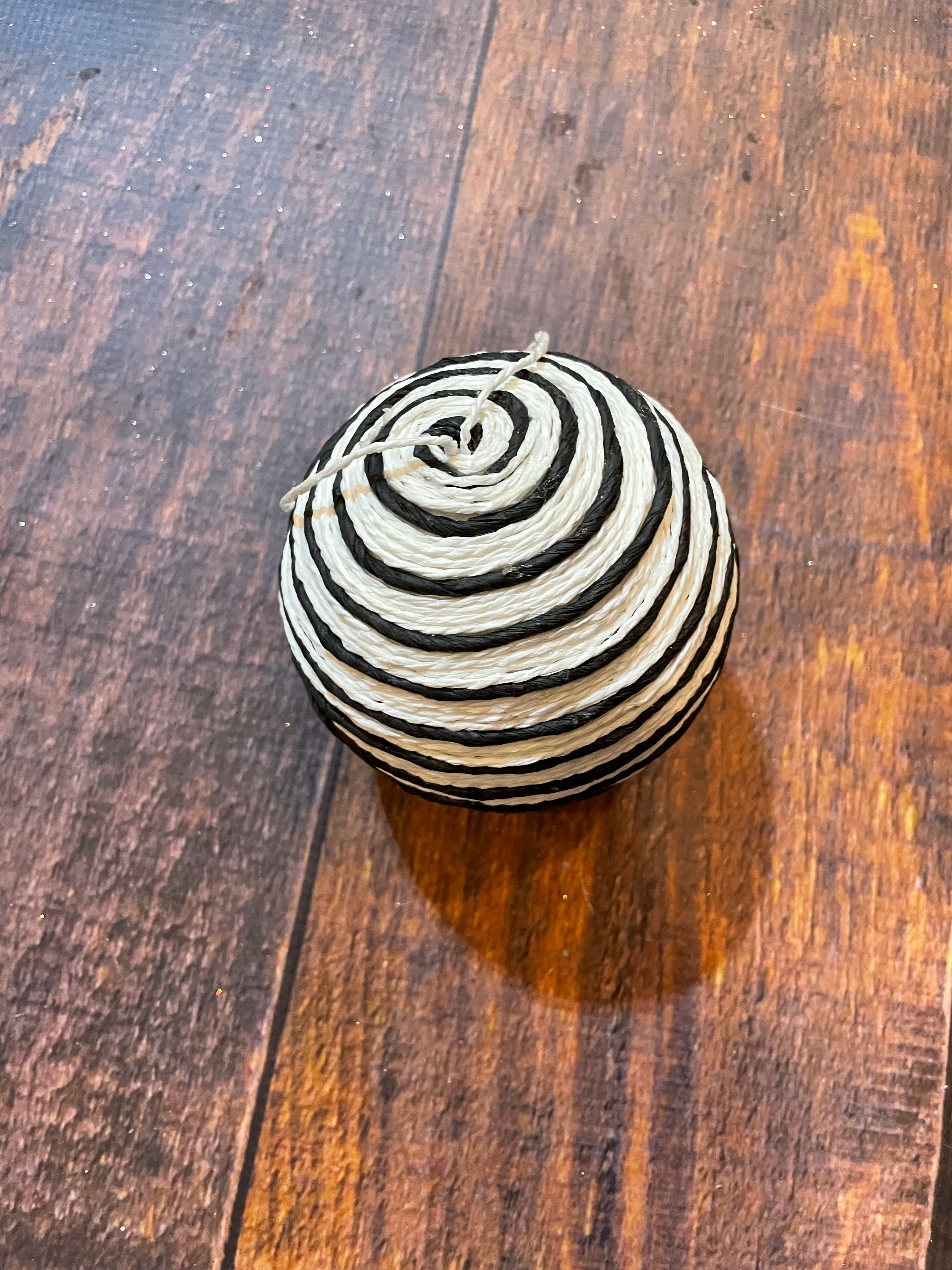 K Twine Ball Ornament-White/Black